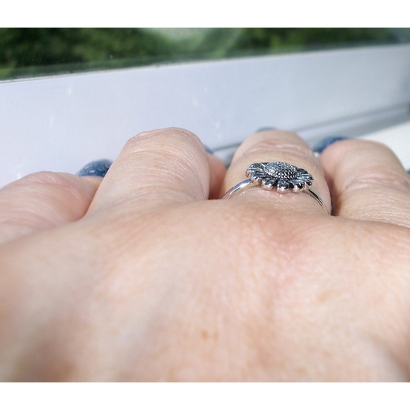 925 STERLING SILVER Dainty Little Sunflower Ring - Picture 5 of 16
